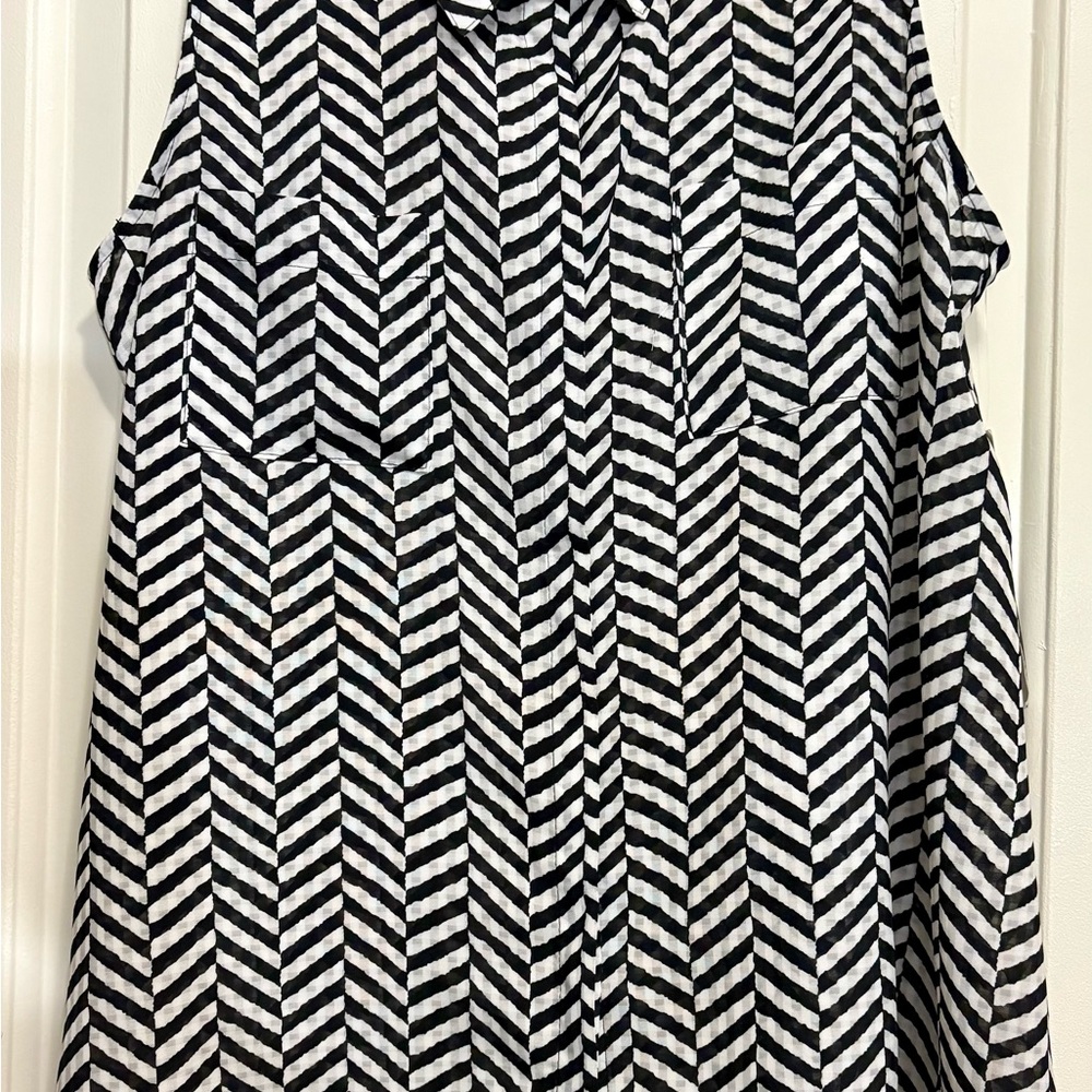 Black and White Sleeveless Chevron Top - Picture 4 of 7